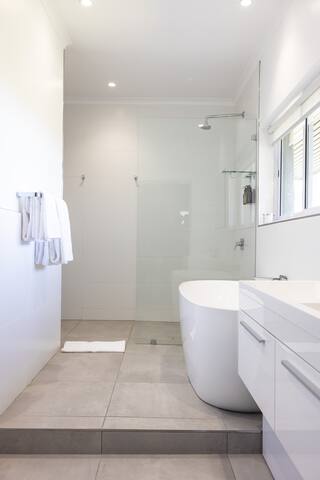 Kinvara Villa in Camps bay – Ocean views! gallery image 4