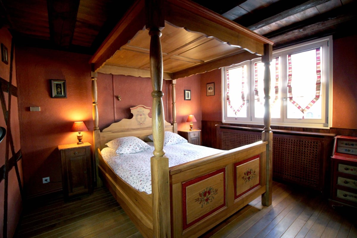 Déjese seducir por esta cama con dosel con acabados artesanales, bañado por la luz suave y decorado con ternura. Una invitación al romanticismo y la relajación para una estancia inolvidable en pareja en la Casa de los Enamorados.