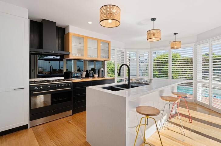 Hamptons Hughes, Beach, Gas Heated Pool, Sorrento gallery image 4