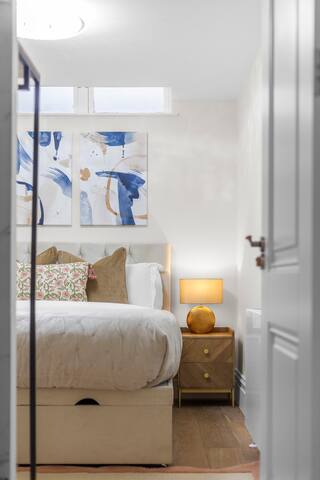 Chic 2-Bed Apartment in Prime Central London gallery image 3