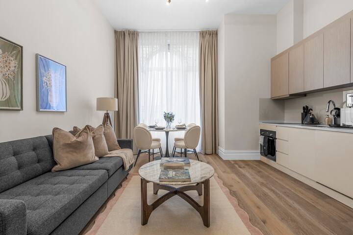 Chic 2-Bed Apartment in Prime Central London gallery image 2