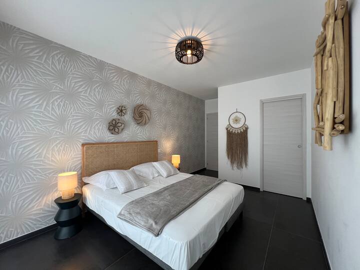 Chambre N° 2 avec salle d'eau privative, vue et accès piscine.