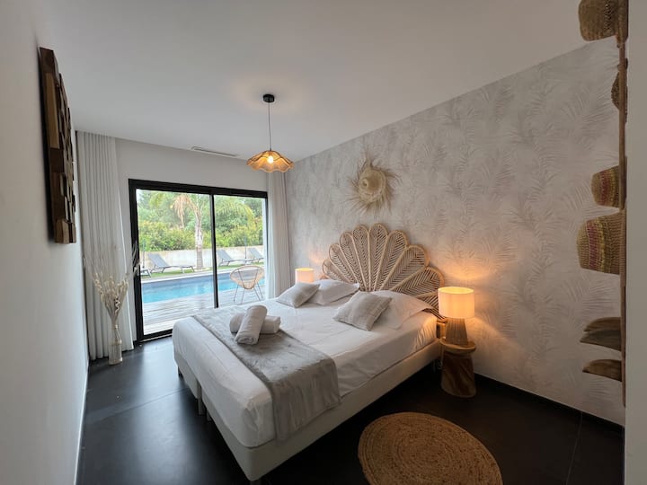Chambre N °4 avec vue et accès à la piscine.