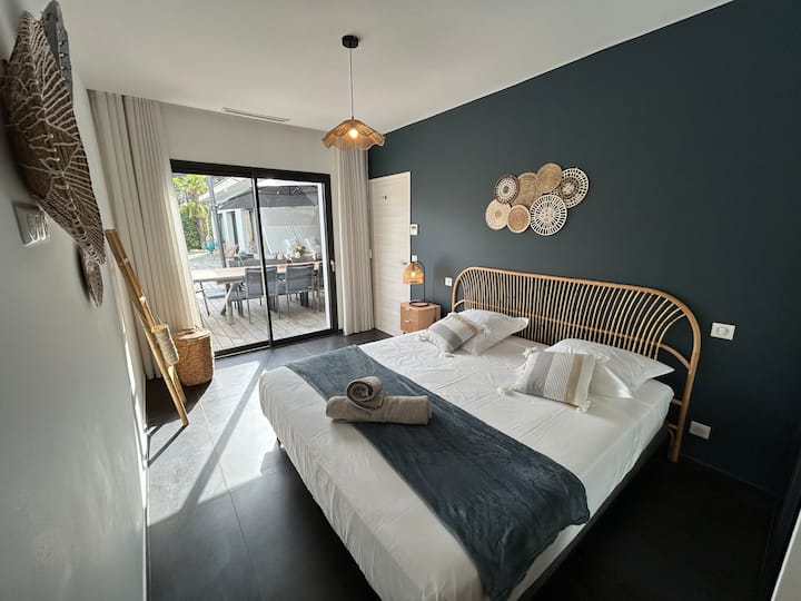 Chambre N° 6 avec vue sur la piscine