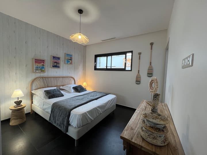 Chambre N° 5 avec sa salle d'eau privative.