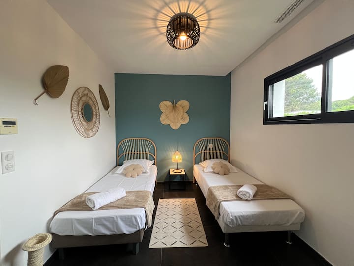 Chambre N° 3 avec 2 lits séparés.