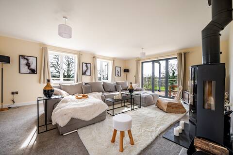 Top Airbnb: Luxury Escape! Hot Tub, Cinema, Gym, Games, PetsOK in Shropshire