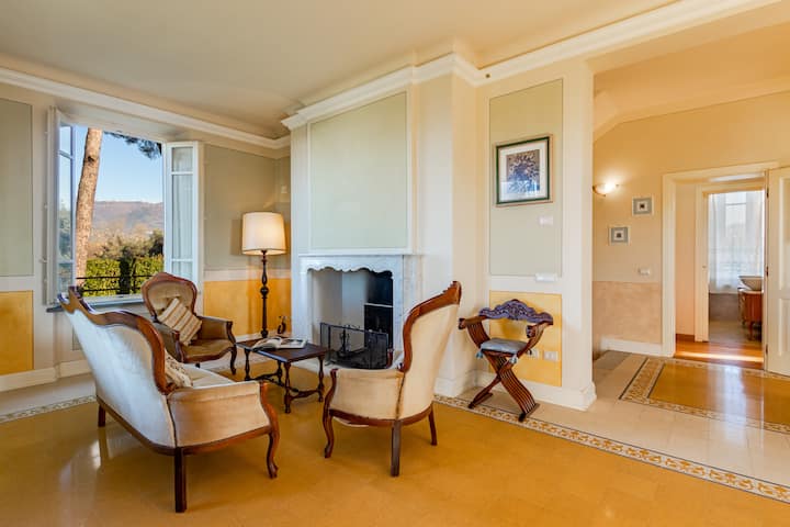 โซฟาที่หรูหราและเตาผิงหินอ่อนทำให้ห้องนั่งเล่นมีเสน่ห์เหนือกาลเวลา