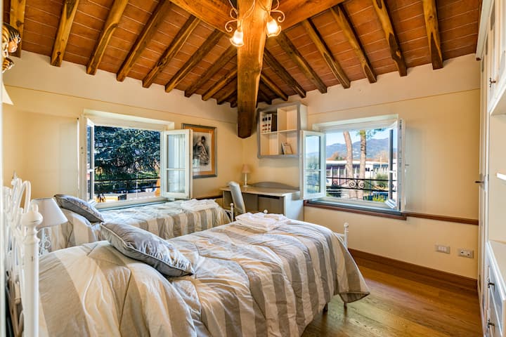 ห้องซันเซ็ทสวีทมีเตียงเดี่ยวสองเตียงพร้อมวิวพาโนรามาและโต๊ะทำงานเพื่อความสะดวกสบายสูงสุด