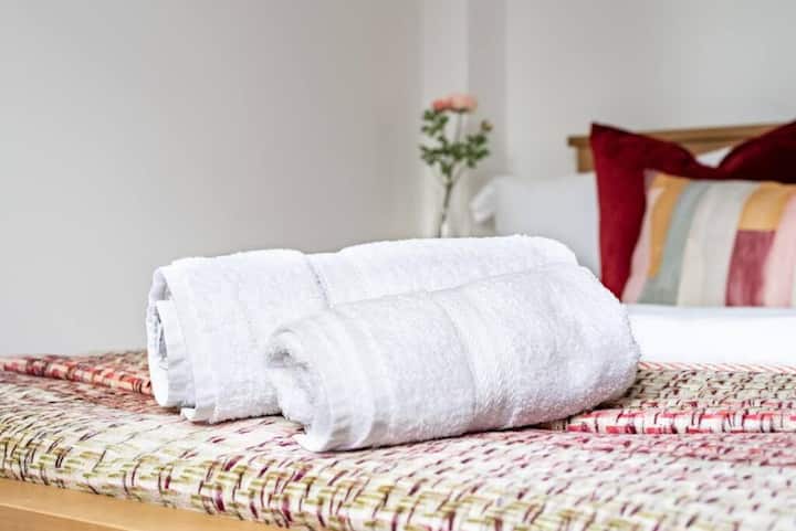 Matandiko, mashuka bora ya hoteli na taulo safi zinazotolewa