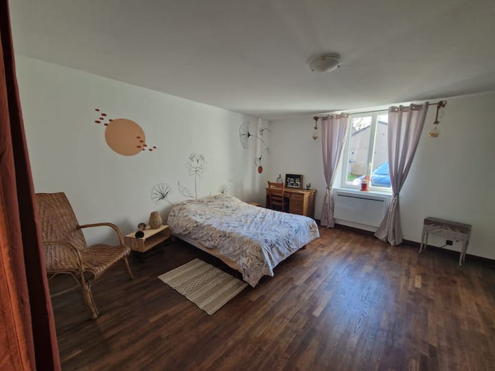 Spálňa s 140 cm posteľou a kancelárskym priestorom.
Manuálne okenice + závesy 