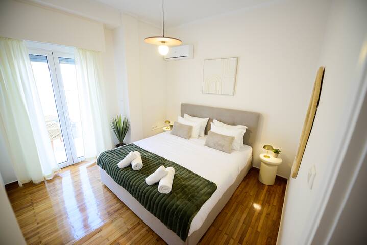 Iconic Acropolis Views• 2 BR Spacious Penthouse! gallery image 3