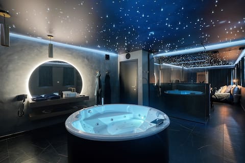 Romantic suite with Jacuzzi & starry sky