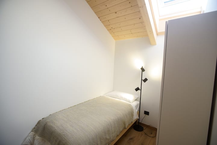 Единично легло, гардероб, моторизиран прозорец Velux.