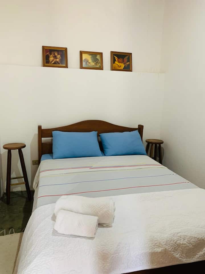 Осигуряваме спално бельо и кърпи за баня :)