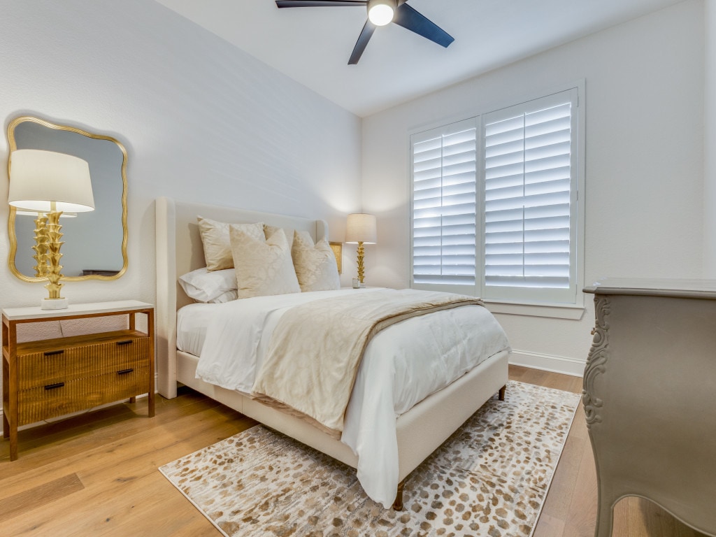 E ndritshme dhe mikpritëse, kjo dhomë gjumi e rehatshme është e përkryer për net çlodhëse