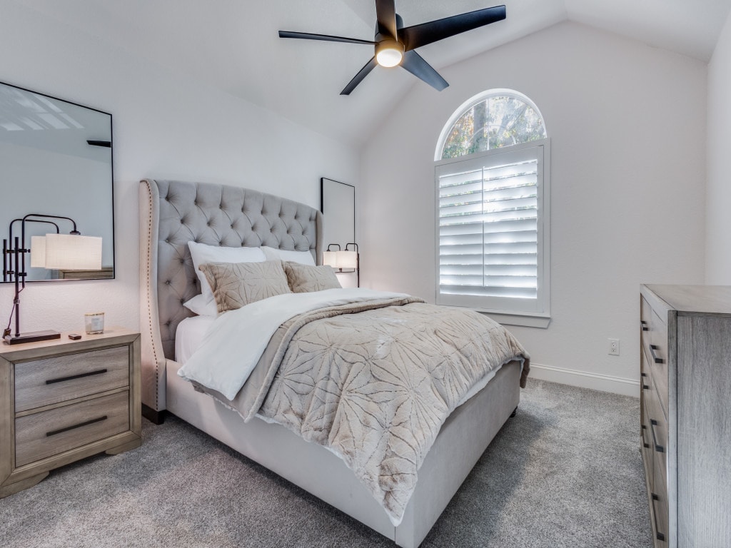 Një strehë e qetë me shtroja të buta dhe dekor magjepsës