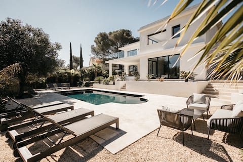 Modern villa near the beach - heated pool