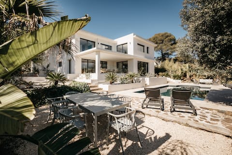 Modern villa near the beach - heated pool