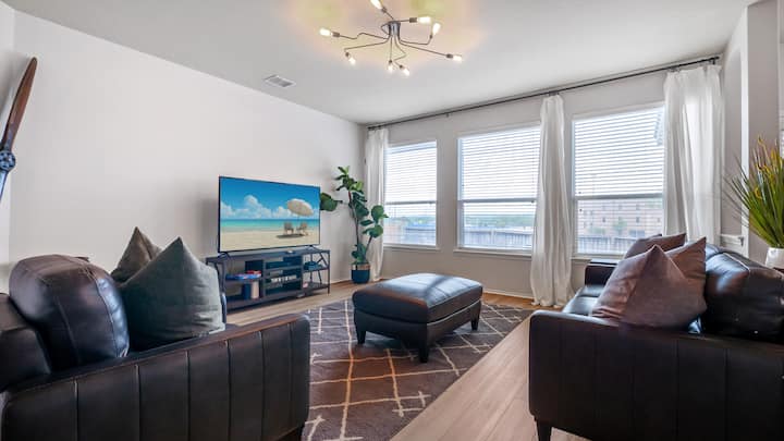 Modern Family Retreat |Pets Ok • Near Randolph Afb - Universal City, TX