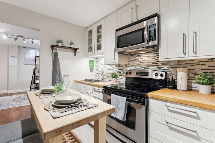Cozy & Stylish 2br W/ Hot Tub & Fireplaces - Mississauga