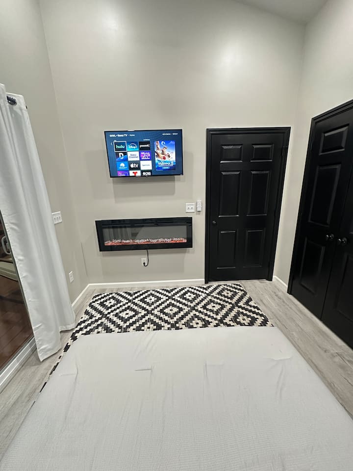 ห้องนอนควีนไซส์ที่สะดวกสบายมีทีวีของตัวเองและเตาผิงไฟฟ้าสร้างสถานที่พักผ่อนที่อบอุ่นและเป็นส่วนตัวสำหรับการพักผ่อน