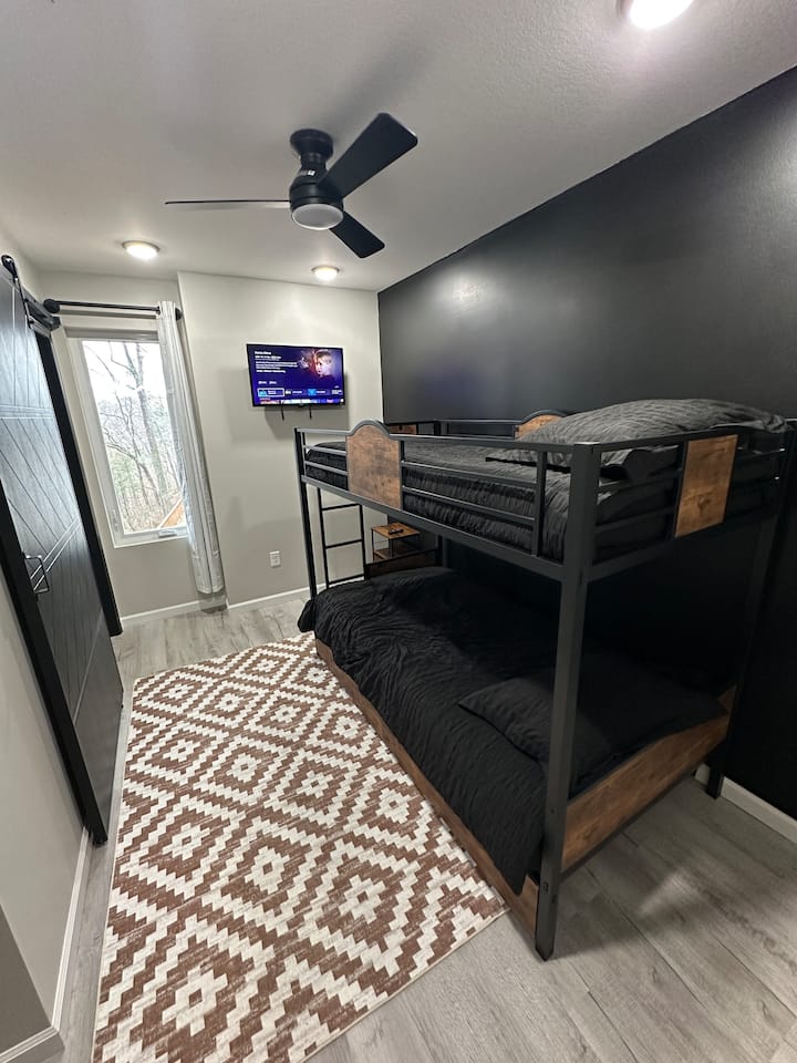 เตียงสองชั้นที่สนุกสนานเหมาะสำหรับเด็กๆมีพื้นที่นอนที่อบอุ่นและผจญภัยพร้อมพื้นที่มากมายสำหรับการเล่นและพักผ่อน