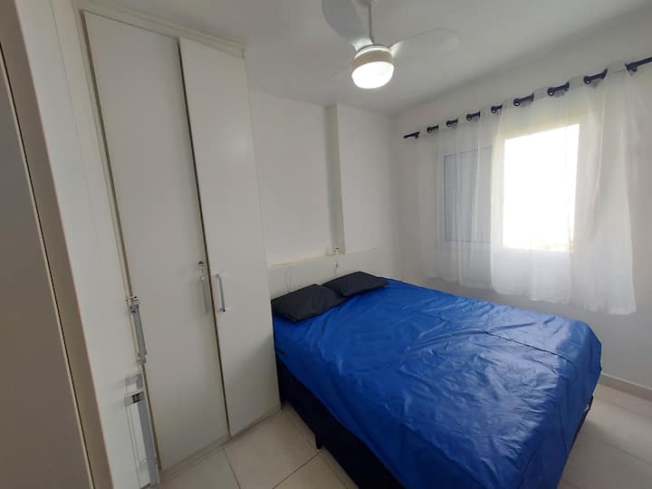 جناح مجهز بسرير مزدوج ومكان لتخزين الملابس (armario). نافذة تطل على البحر ومحمية بشاشة واقية. بالنسبة لتكييف الهواء، لدينا مروحة سقف. 