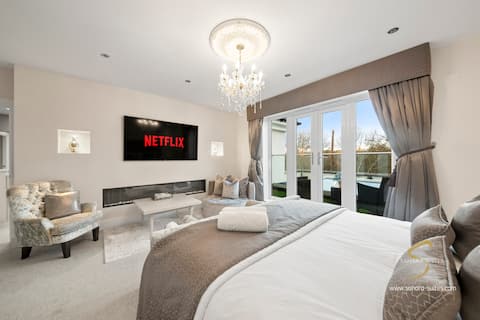 Luxury 6 bed | Windsor | Free Parking