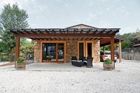 Farmhouse at the edge of the lake!
Raspberry Room