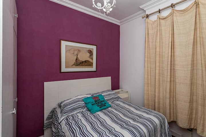 Chumba kamili cha kulala chenye kitanda cha watu wawili, kabati, kiyoyozi, pazia la kuzima mwanga na runinga