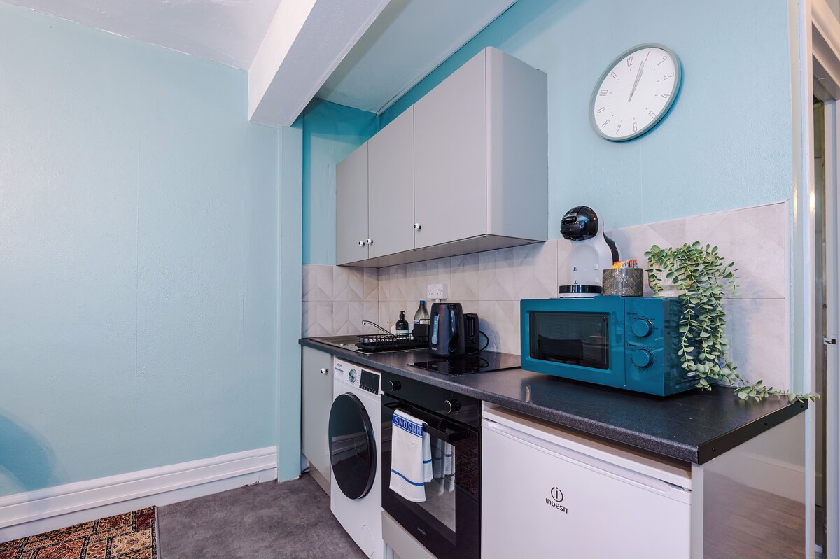 Popular Airbnb listing: Victoria Park Studio 4: Free Netflix & Amazon Prime in Royal Leamington Spa