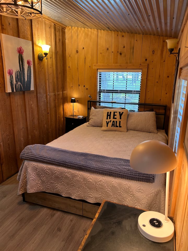 سرير مريح بحجم كوين مع منافذ شحن وتخزين تحت السرير؛ أيضًا لوح رأس مضاء