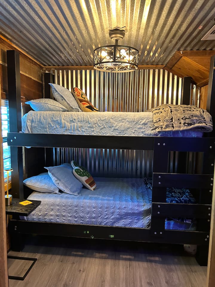 سرير بطابقين/سريرين مفردين تم تركيبهما حديثًا، سعة الوزن 150 لكل منهما   