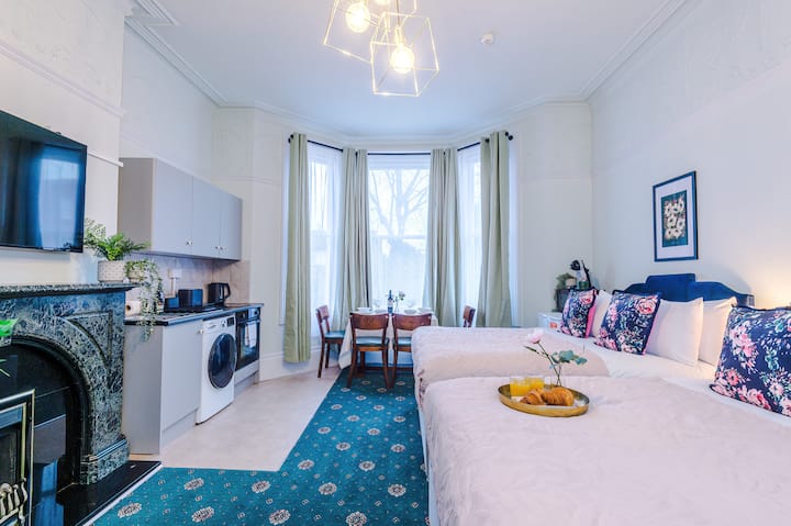 Victoria Park Studio 1: Free Parking, Wifi, Disney - Royal Leamington Spa