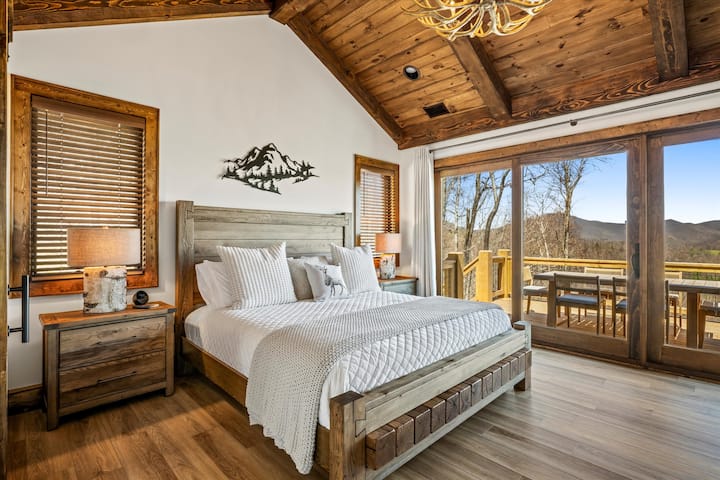 Chumba cha kulala cha msingi kilichobuniwa kiweledi kilicho na godoro la kifahari la Leesa king, fanicha za mbao za kijijini na bafu la kujitegemea.