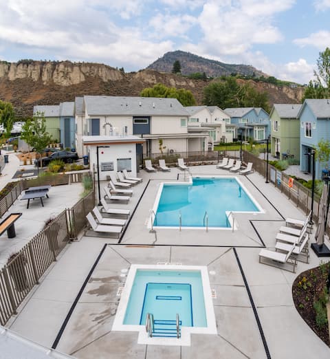 Lakefront, Heated Pool, Hot Tub, Gym