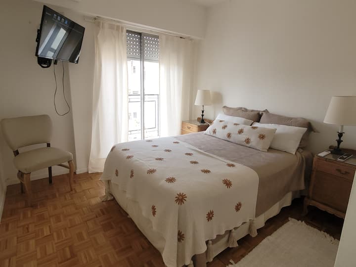 Repos assuré en lit double devant la smart TV 32" , baigné par la lumière du soleil mais avec des volets pour assombrir l'ambiance complètement. Vous aurez une literie complète, des oreillers et un manteau supplémentaire.