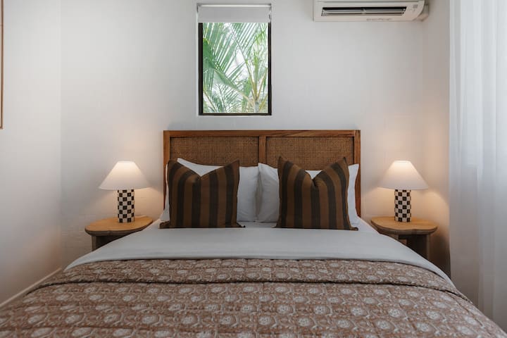 2号卧室配有一张标准双人床和优质舒适设施，供房客享用