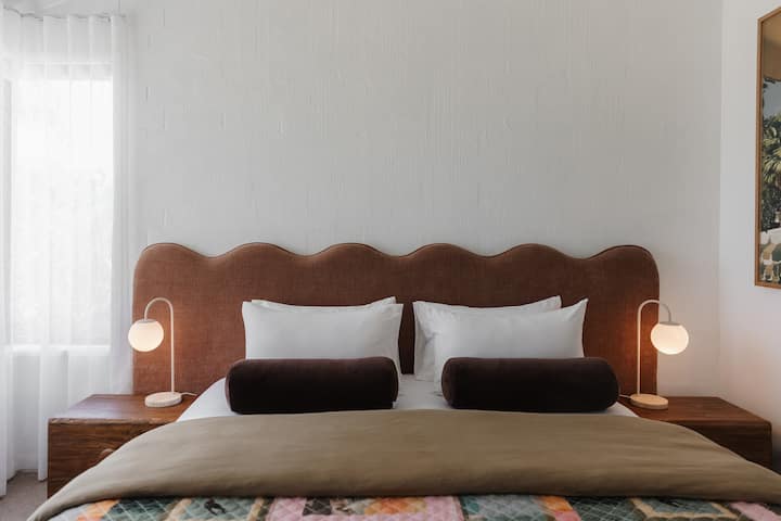 主卧配有豪华加大双人床和自然光线。