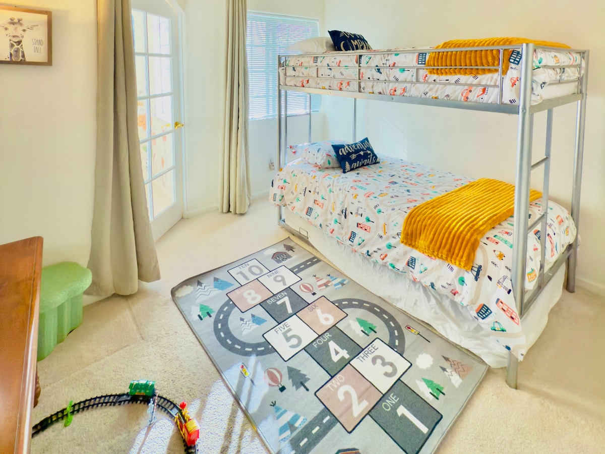 חדר שינה מהנה ופונקציונלי לילדים עם מיטת קומתיים, סלסול ו - Pack & Play לתינוקות או לפעוטות, המספקים מרחב נוח לילדים בכל הגילאים.