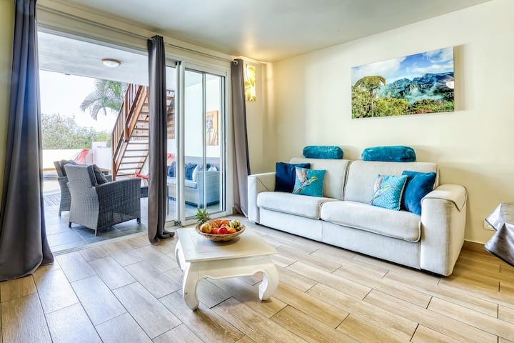 Dnevni boravak s dvosjedom na razvlačenje, TV-om, izlazom na terasu 