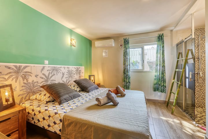 Spavaća soba s krevetom 180/200, komodom, noćnim ormarićem, noćnom svjetiljkom, klima-uređajem, mrežom protiv insekata, ogledalom i pogledom na vrt