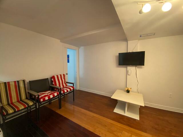 Stunning 5-Bdrm Home, Gorgeous & Renovated gallery image 5