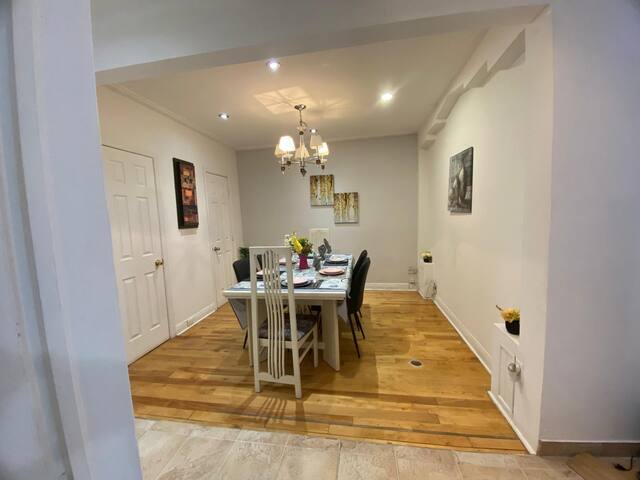 Stunning 5-Bdrm Home, Gorgeous & Renovated gallery image 2