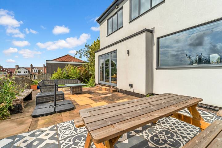 Large home with a fantastic view gallery image 4