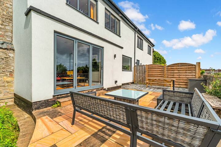 Large home with a fantastic view gallery image 3