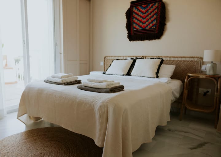 Quarto no segundo andar com confortável cama de casal.