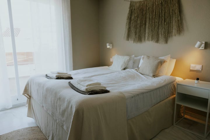 Quarto aconchegante com saída para o terraço no primeiro andar.