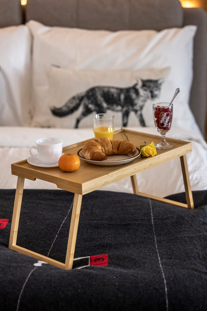 Onze slaapkamer is voorzien van een echt kingsize bed (180x200 cm) met een zeer comfortabel matras en kussens.